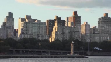 Manhattan 'ın Yukarı Doğu Yakası, Astoria, Queens yakınlarındaki Socrates Heykel Parkı' ndan görüldüğü gibi, New York City, 2018