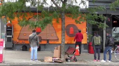 Brooklyn, Bushwick 'teki sokak manzarası, New York City' nin Brooklyn ilçesinin kuzey kesimindeki işçi sınıfı mahallesi, yaklaşık Ekim 2018.