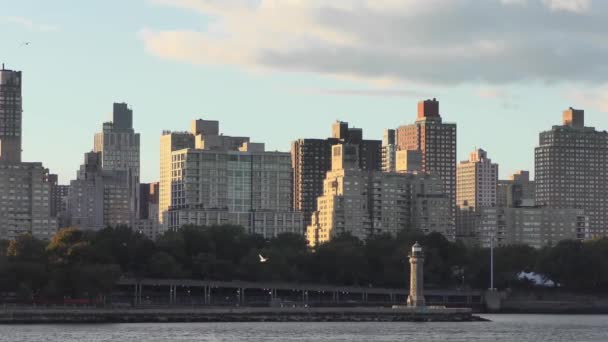 Upper East Side Manhattan Visto Desde Sócrates Sculpture Park Ubicado — Vídeo de stock
