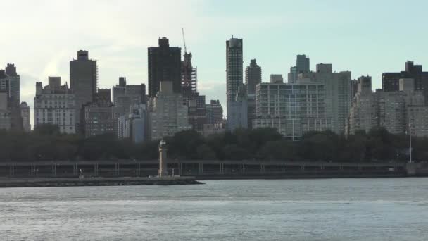 Filmación Una Vista Del Upper East Side Desde Isla Rossevelt — Vídeos de Stock