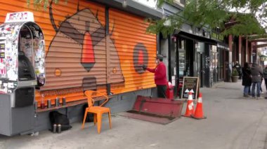 Brooklyn, Bushwick 'teki sokak manzarası, New York City' nin Brooklyn ilçesinin kuzey kesimindeki işçi sınıfı mahallesi, yaklaşık Ekim 2018.
