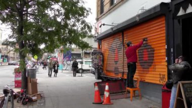 Brooklyn, Bushwick 'teki sokak manzarası, New York City' nin Brooklyn ilçesinin kuzey kesimindeki işçi sınıfı mahallesi, yaklaşık Ekim 2018.