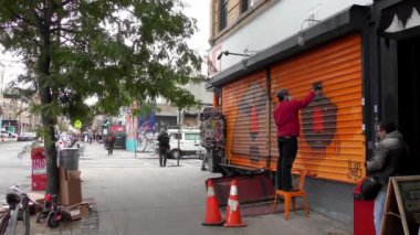 Brooklyn, Bushwick 'teki sokak manzarası, New York City' nin Brooklyn ilçesinin kuzey kesimindeki işçi sınıfı mahallesi, yaklaşık Ekim 2018.
