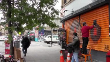 Brooklyn, Bushwick 'teki sokak manzarası, New York City' nin Brooklyn ilçesinin kuzey kesimindeki işçi sınıfı mahallesi, yaklaşık Ekim 2018.