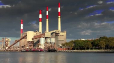 New York, Queens 'teki Long Island City' deki Ravenswood Üretim İstasyonu Roosevelt Adası 'ndan yaklaşık Ekim 2018' de görüldü.