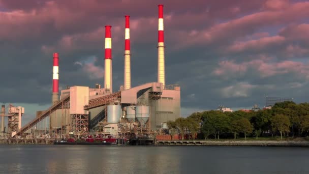 퀸스의 레이븐 Ravenswood Generating Station 루즈벨트 섬에서 수있듯이 2018 — 비디오