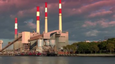 New York, Queens 'teki Long Island City' deki Ravenswood Üretim İstasyonu Roosevelt Adası 'ndan yaklaşık Ekim 2018' de görüldü.