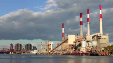 New York, Queens 'teki Long Island City' deki Ravenswood Üretim İstasyonu Roosevelt Adası 'ndan yaklaşık Ekim 2018' de görüldü.