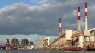 New York, Queens 'teki Long Island City' deki Ravenswood Üretim İstasyonu Roosevelt Adası 'ndan yaklaşık Ekim 2018' de görüldü.
