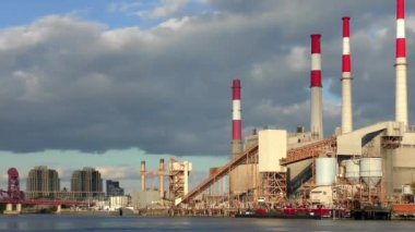 New York, Queens 'teki Long Island City' deki Ravenswood Üretim İstasyonu Roosevelt Adası 'ndan yaklaşık Ekim 2018' de görüldü.