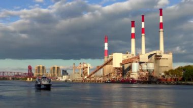 New York, Queens 'teki Long Island City' deki Ravenswood Üretim İstasyonu Roosevelt Adası 'ndan yaklaşık Ekim 2018' de görüldü.