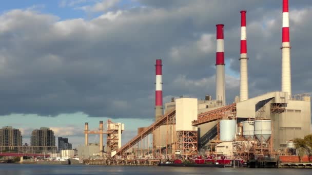 2018年10月頃 ルーズベルト島から見たニューヨーク州クイーンズのロングアイランド市のレイブンズウッド発電所 — ストック動画
