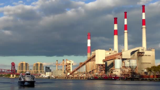 2018年10月頃 ルーズベルト島から見たニューヨーク州クイーンズのロングアイランド市のレイブンズウッド発電所 — ストック動画