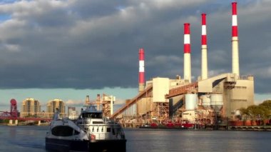 New York, Queens 'teki Long Island City' deki Ravenswood Üretim İstasyonu Roosevelt Adası 'ndan yaklaşık Ekim 2018' de görüldü.