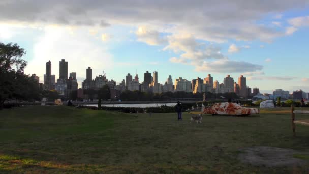 Upper East Side Manhattan Gezien Vanaf Het Socrates Sculpture Park — Stockvideo