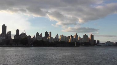 Manhattan 'ın Yukarı Doğu Yakası, Astoria, Queens yakınlarındaki Socrates Heykel Parkı' ndan görüldüğü gibi, New York City, 2018