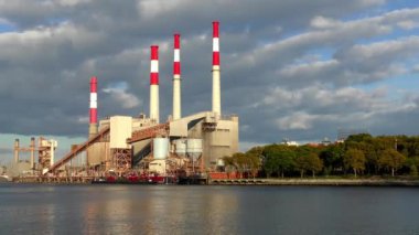 New York, Queens 'teki Long Island City' deki Ravenswood Üretim İstasyonu Roosevelt Adası 'ndan yaklaşık Ekim 2018' de görüldü.