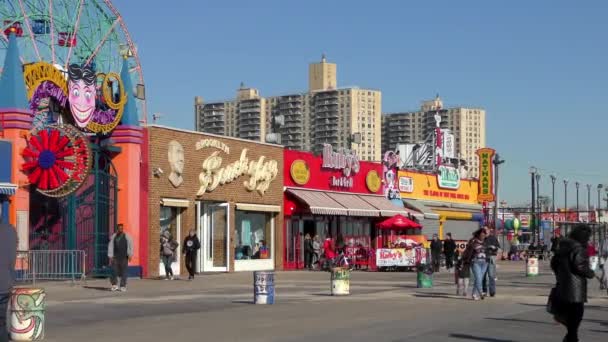 Unidentified People Riegelmann Boardwalk Coney Island New York City 2018 — Vídeos de Stock