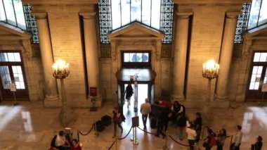 New York, Manhattan 'daki 5. Cadde' deki New York Halk Kütüphanesi 'nin Stephen A. Schwarzman Binası' ndaki kimliği belirsiz kişiler.