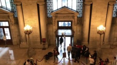 New York, Manhattan 'daki 5. Cadde' deki New York Halk Kütüphanesi 'nin Stephen A. Schwarzman Binası' ndaki kimliği belirsiz kişiler.