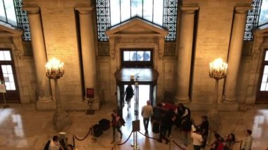 New York, Manhattan 'daki 5. Cadde' deki New York Halk Kütüphanesi 'nin Stephen A. Schwarzman Binası' ndaki kimliği belirsiz kişiler.