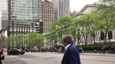 New York, Manhattan 'daki 5. Cadde' deki New York Halk Kütüphanesi 'nin Stephen A. Schwarzman Binası' ndaki kimliği belirsiz kişiler.