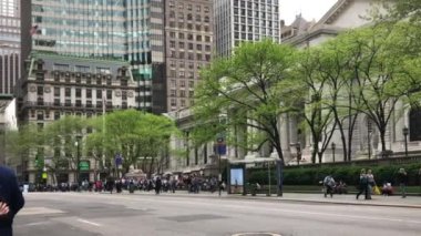 New York, Manhattan 'daki 5. Cadde' deki New York Halk Kütüphanesi 'nin Stephen A. Schwarzman Binası' ndaki kimliği belirsiz kişiler.