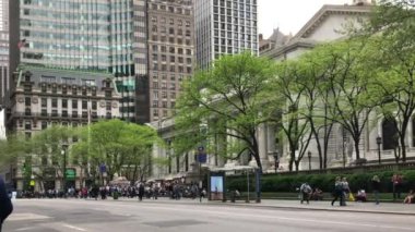 New York, Manhattan 'daki 5. Cadde' deki New York Halk Kütüphanesi 'nin Stephen A. Schwarzman Binası' ndaki kimliği belirsiz kişiler.