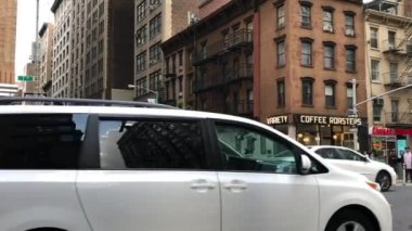 7. Cadde ile 25. Cadde 'nin batısındaki Manhattan, New York' ta sokak trafiği yaklaşık Mayıs 2018.