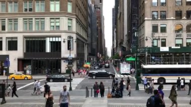New York, Manhattan 'daki 5. Cadde' deki New York Halk Kütüphanesi 'nin Stephen A. Schwarzman binasında kimliği belirsiz insanlar ve sokak trafiği, yaklaşık Mayıs 2018