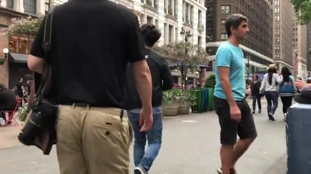 Oidentifierade Personer Vid Korsningen Mellan Broadway 6Th Avenue Och West — Stockvideo