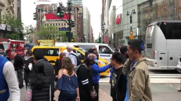 Neidentifikovaní Lidé Křižovatce Broadwaye Avenue Západní Ulice Manhattanu New York — Stock video