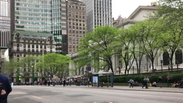 맨해튼 번가에 도서관의 스티븐 슈바르츠먼 빌딩에 미상의 사람들 2018 — 비디오