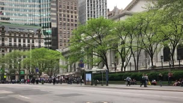 Neidentifikovaní Lidé Budově Stephena Schwarzmana Newyorské Veřejné Knihovny Avenue Manhattanu — Stock video