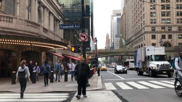 2018年5月頃ニューヨーク州マンハッタンのヴァンダービルト アベニューと東42丁目の交差点で未確認の人々と通りの交通 — ストック動画