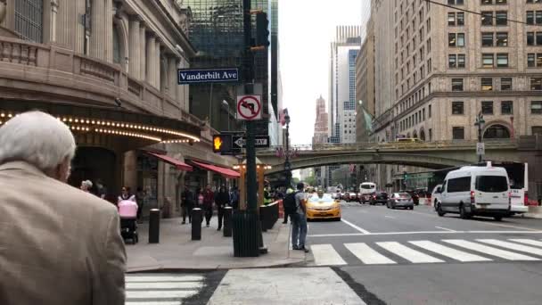 2018年5月頃ニューヨーク州マンハッタンのヴァンダービルト アベニューと東42丁目の交差点で未確認の人々と通りの交通 — ストック動画