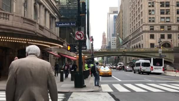 Unidentified People Street Traffic Intersection Vanderbilt Avenue East 42Nd Street — Stock Video