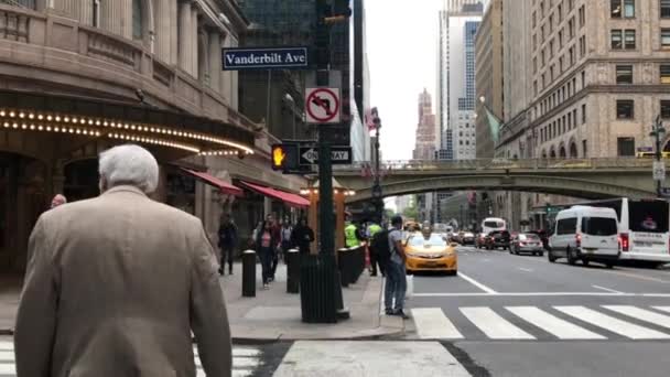 Unidentified People Street Traffic Intersection Vanderbilt Avenue East 42Nd Street — Stock Video