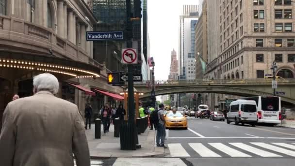 Неизвестные Люди Уличное Движение Пересечении Вандербильт Авеню Восточной Улицы Манхэттене — стоковое видео