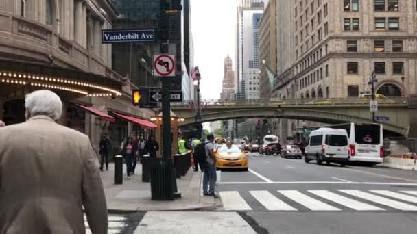 Неизвестные Люди Уличное Движение Пересечении Вандербильт Авеню Восточной Улицы Манхэттене — стоковое видео