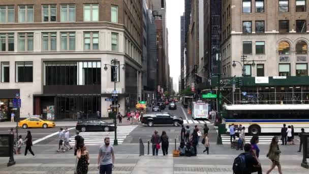 New York Manhattan Daki Cadde Deki New York Halk Kütüphanesi — Stok video