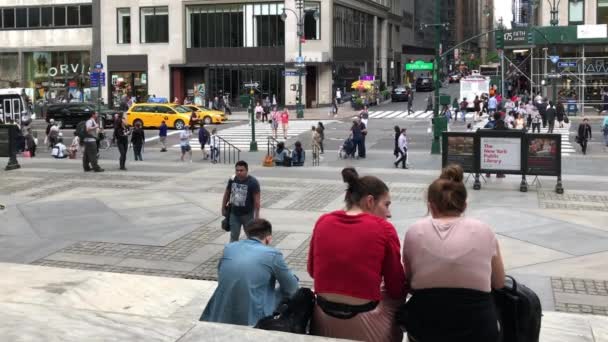 Pessoas Não Identificadas Tráfego Rua Stephen Schwarzman Building Biblioteca Pública — Vídeo de Stock