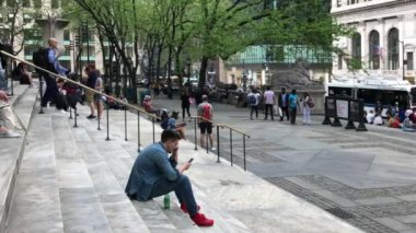 New York, Manhattan 'daki 5. Cadde' deki New York Halk Kütüphanesi 'nin Stephen A. Schwarzman binasında kimliği belirsiz insanlar ve sokak trafiği, yaklaşık Mayıs 2018