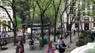 New York, Manhattan 'daki 5. Cadde' deki New York Halk Kütüphanesi 'nin Stephen A. Schwarzman binasında kimliği belirsiz insanlar ve sokak trafiği, yaklaşık Mayıs 2018