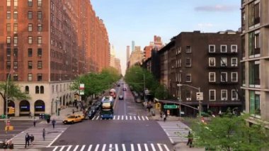 New York 'taki High Line' da Mayıs 2018 'de görüldüğü gibi, Manhattan' daki 10. Cadde ve 17. Batı Caddesi kavşağında trafik vardı.