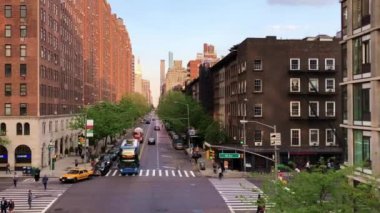 New York 'taki High Line' da Mayıs 2018 'de görüldüğü gibi, Manhattan' daki 10. Cadde ve 17. Batı Caddesi kavşağında trafik vardı.
