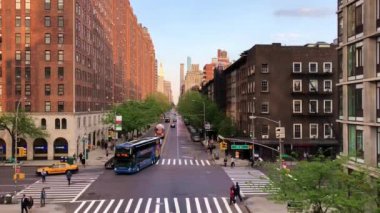 New York 'taki High Line' da Mayıs 2018 'de görüldüğü gibi, Manhattan' daki 10. Cadde ve 17. Batı Caddesi kavşağında trafik vardı.