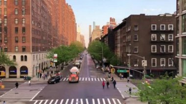 New York 'taki High Line' da Mayıs 2018 'de görüldüğü gibi, Manhattan' daki 10. Cadde ve 17. Batı Caddesi kavşağında trafik vardı.