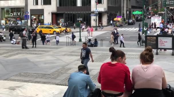 Neidentifikovaní Lidé Pouliční Provoz Budově Stephena Schwarzmana Newyorské Veřejné Knihovny — Stock video