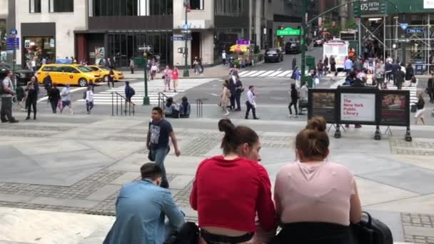 Azonosítatlan Személyek Utcai Forgalom New York Közkönyvtár Stephen Schwarzman Épületében — Stock videók